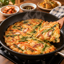 Pajeon coréen aux fruits de mer en cuisson à la poêle, préparé avec une poudre pour pancakes coréens type buchimgaru