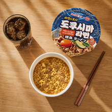 Photo de mise en scène vue du dessus du Ramen de Tokushima Harim 111 g, avec nouilles instantanées, bœuf, œuf et bouillon savoureux.