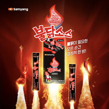 Publicité de la sauce très épicée Buldak Samyang en format stick individuel, illustrée avec des piments et des flammes.