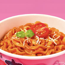 Gros plan sur les nouilles épaisses et la sauce crémeuse épicée du Shin Ramen Rosé