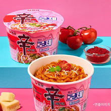 Nouilles coréennes Shin Ramen Rosé Nongshim avec crème, tomate fraîche et sauce piquante gochujang