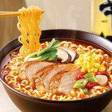 Bol de Shin Ramyun Gold Nongshim avec nouilles coréennes, bouillon de poulet épicé, tranches de viande et légumes.