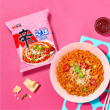 Shin Ramyeon Rosé Nongshim 134 g, nouilles instantanées coréennes épicées à la sauce rosée crémeuse, tomate et fromage