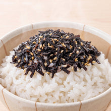 Bol de riz blanc chaud garni de Kombu salé émincé et de graines de sésame.