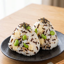 Recette onigiri japonais edamame fromage avec Fujicco Kizami Shio Konbu Goma.