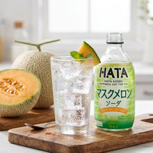 Hatakosen Musk Melon Soda 300ml servi dans un verre avec glaçons, boisson japonaise rafraîchissante.