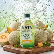 Hatakosen Musk Melon Soda 300ml, bouteille de soda japonais avec melons frais et splash pétillant.