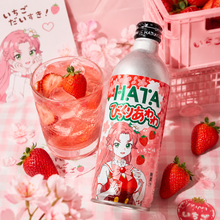 Boisson gazeuse japonaise à la fraise HATA 500 ml, soda japonais pétillant au goût de fraise, servi avec des fraises fraîches dans une ambiance kawaii inspirée du Japon.