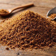 Gros plan sur la texture fine et brillante des cristaux de sucre brun coréen Q.one sur table en bois