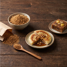Sucre brun coréen Q.one servi avec des crêpes hotteok et du riz gluant yaksik traditionnel
