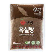 Sachet de sucre brun coréen Q.one Dark Brown Sugar 1kg sur fond blanc