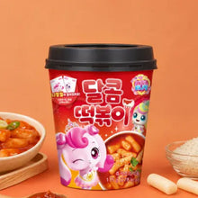Teenieping Tteokbokki Saveur Douce en Bol 115g présenté avec des gâteaux de riz coréens et des ingrédients, repas coréen prêt en quelques minutes.