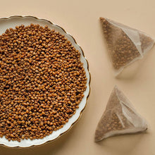 Grains de sarrasin de Tartarie torréfiés et sachets pyramidaux de sobacha japonais, préparation de thé au sarrasin naturellement sans caféine.
