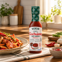 Vivid Sauce Piquante Coréenne au Gochujang 260 g, présentée avec un plat coréen épicé et des piments rouges, idéale pour accompagner bibimbap, poulet et autres plats coréens.