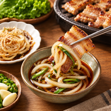 Sauce coréenne pour légumes marinés faible en sucre, servie avec oignons et ciboule, idéale pour accompagner un barbecue coréen et des tranches de porc grillé.