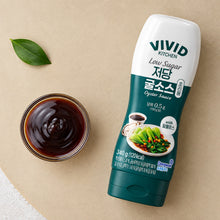 Sauce d’huître coréenne faible en sucre Vivid Kitchen 340 g Dongwon, sauce asiatique à base d’huître présentée avec un bol de sauce