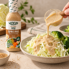 Vinaigrette au sésame faible en sucre Vivid Kitchen 235 g Dongwon, sauce coréenne crémeuse au sésame versée sur une salade de chou et brocoli