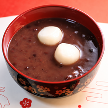 Porridge japonais Zenzai aux haricots rouges azuki, servi chaud avec deux mochi moelleux à base de riz gluant.